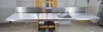 Arbeitsplatte Nirosta 240 cm mit Spülbecken, Sensorwasserhahn und Seifenspender