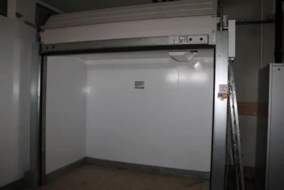 Anlieferkühlzelle Pluskühlung 3,15 x 1,50 m 2007–2009 mit Viessmann Monoblock und Rolltor