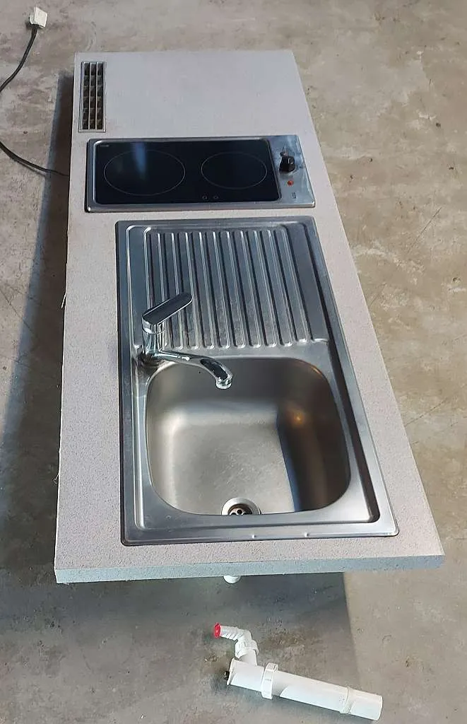 Küchen-Arbeitsplatte mit Nirosta-Spüle und AEG Induktions-Herdplatten 166 cm