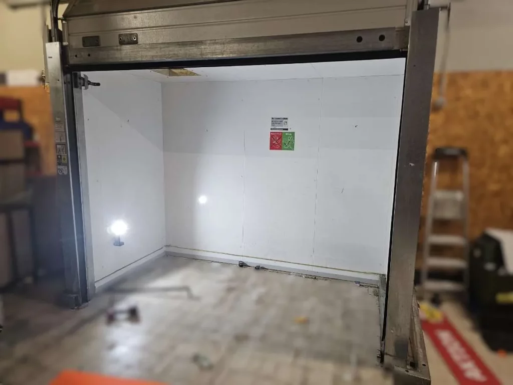 Anlieferkühlzelle Pluskühlung 4,15 x 1,50 m 2008 mit Monoblock (steckerfertig) und Rolltor (11)