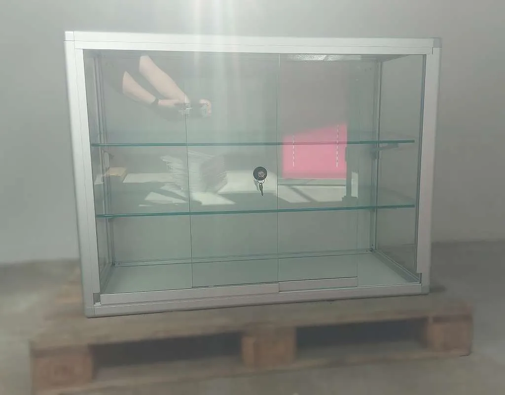 Glasvitrine abschließbar 100 cm silber mit 2 höhenverstellbaren Fächern
