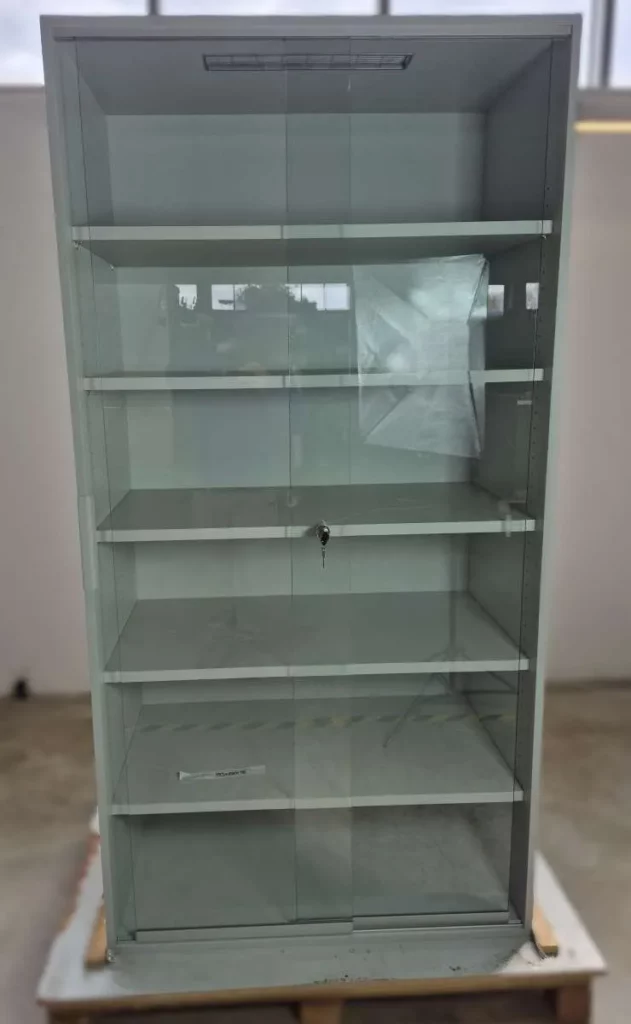 Glasvitrine hoch 100 x 195 cm grau abschließbar mit Glas-Schiebetüren und 5 Fächern