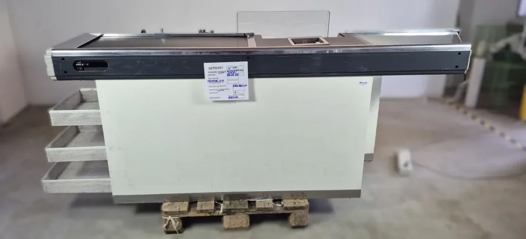 CEFLA Kassentisch 2,4 m mit Kassaband (manuell per Fußpedal) – Frontabdeckung fehlt
