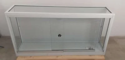 Glasvitrine 125 cm silber ohne Fächer mit Füßen (ohne Schlüssel) Einzelstück