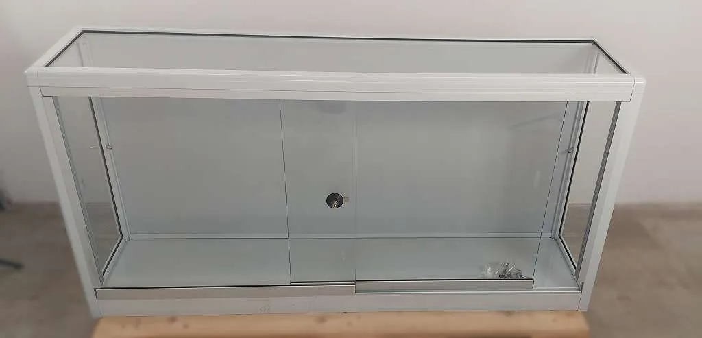 Glasvitrine 125 cm silber ohne Fächer mit Füßen (ohne Schlüssel) Einzelstück