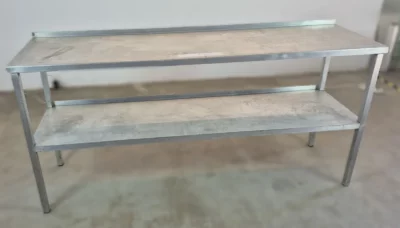 Alu-Arbeitstisch 180 cm mit Aufkantung und Zwischenablage