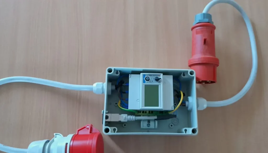 Energiemessgerät Carlo Gavazzi EM24-DIN + Mennekes Phasenwender 5-polig 16A