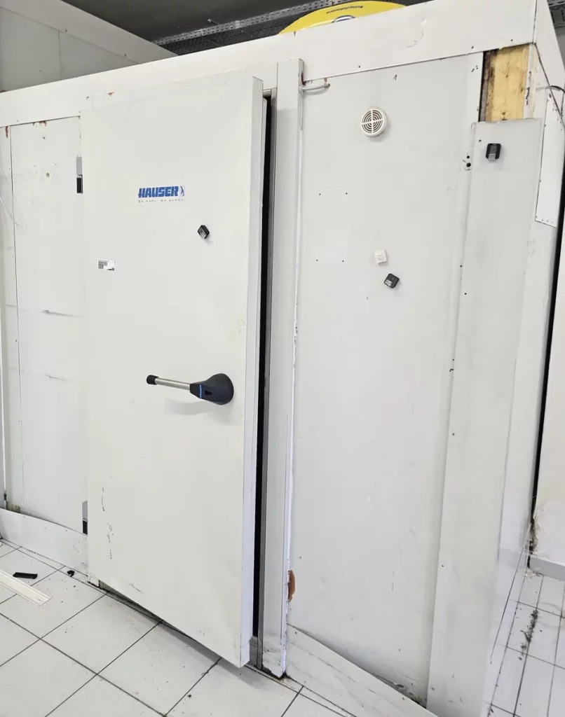 Tiefkühlzelle 2,5 x 2,2 m Paneele 12 cm mit Boden und Tür – ohne Aggregat (31)